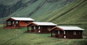 Chalets élégants offrant un cadre de vie idyllique.